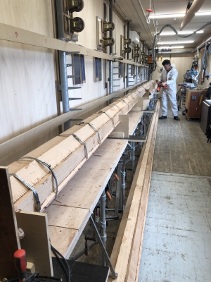 Nieuwe lijmtafel/afwerkbank in gebruik genomen